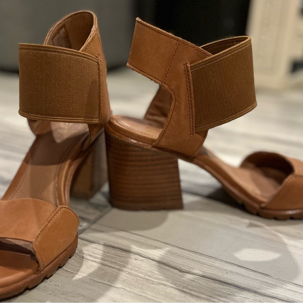 Sorel Women’s Nadia camel brown sandals size 7.5